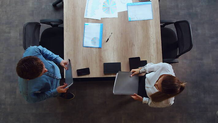 직업 남자 커피 컨셉 회사 비즈니스 탁자 설계 악수 직장 사람 두명 사무실 우정 거래 업무 비즈니스맨 비즈니스우먼 자신감 네트워크 그룹 계획 정상 스마트 계약 보고서 폴더 나눔 경영 힙스터 콜라보레이션 4K MOV 해외동영상 클립영상 여자 패션 감정 음료 가구 손짓 친구 작업 직장인 파일 동영상 파일형식