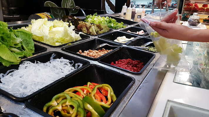 라이프스타일 여자 잎 다이어트 채소 과일 호텔 주택 건강 요리 한명 사람 초록색 컬러풀 주방 요식업 식당 식사 저녁식사 샐러드 신선 선택 아침식사 몸무게 상추 먹기 유기농 칼로리 성분 동영상 점심식사 뷔페 제어 채식주의자 맛있는 4K MOV 해외동영상 클립영상 식물 1 웰빙 산업 음식 컬러 컨셉 모션 숙소 건물 생활 상점 채식 파일형식