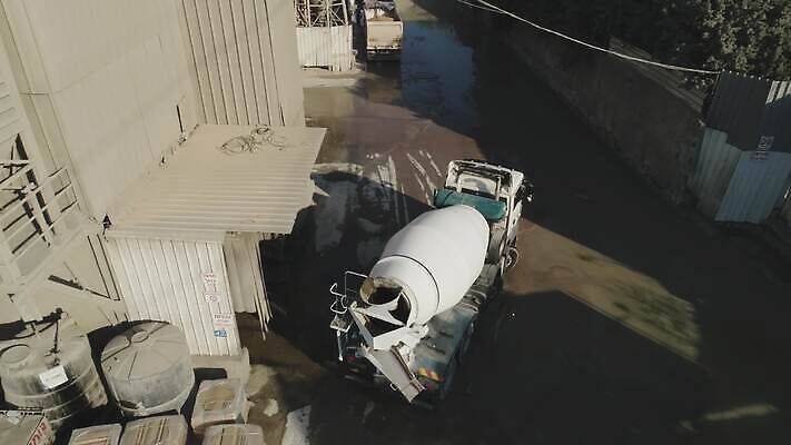 외관 공공시설 산업 모래 공장 교통시설 노동자 안테나 사람없음 건물 항구 기계 장비 건설현장 공구 업무 작업 제조 컨테이너 땅 믹서 창고 준비 시설 시멘트 먼지 짐차 무거움 공학 물류 계약자 드론 로딩 분배 섞기 채석 철강 컨베어밸트 콘크리트 4K MOV 해외동영상 클립영상 직업 건축물 교육 교통 통신 공업 자동차 건설업 도구 무게 계약 동영상 파일형식