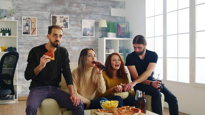 여자 남자 행복 감정 음료 스포츠 응원 아파트 주택 맥주 피자 함께함 농구 사람 앉기 경기 성인 친구 축구 텔레비전 경쟁 우정 야구 마시기 게임 축하 관찰 우승 부채 팬 그룹 먹기 흥분 팝콘 점수 골 4K MOV 해외동영상 클립영상 컨셉 관계 모션 놀이 주류 패스트푸드 서양음식 건물 전자제품 구기 최고 동영상 파일형식