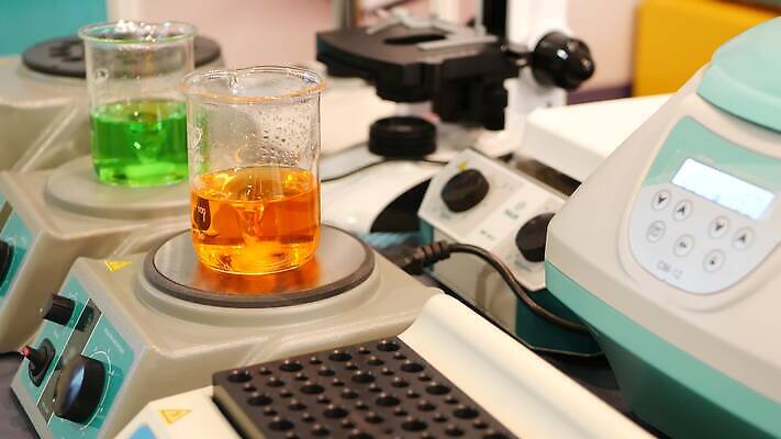 과학 백그라운드 컨셉 유리 건강 병원 실험 사람없음 약 건강관리 장비 시험 소용돌이 도구 액체 실험실 생명공학 과학자 플라스크 분석 미생물 유리그릇 튜브 발견 조제 바이오 백신 실린더 화학물질 화학약품 코로나바이러스 4K 유체 MP4 해외동영상 클립영상 직업 그릇 교육 의학 재질 생물 실험기구 관리 회오리 화학 바이러스 만들기 동영상 물질 학자 파일형식