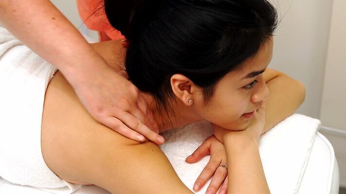 라이프스타일 여자 행복 얼굴 신체 휴식 갈색머리 실내 건강 관리 한명 동양인 성인 수건 뷰티 평화 귀여움 상점 스파 흰색 마사지 고급 닫기 미용사 소중 고객 피부 순수 어깨 클럽 테라피 돌봄 안마사 타격 4K MOV 해외동영상 클립영상 직업 1 헤어스타일 감정 컬러 컨셉 모션 사람 인종 내부 생활 신체부위 위생용품 동영상 파일형식