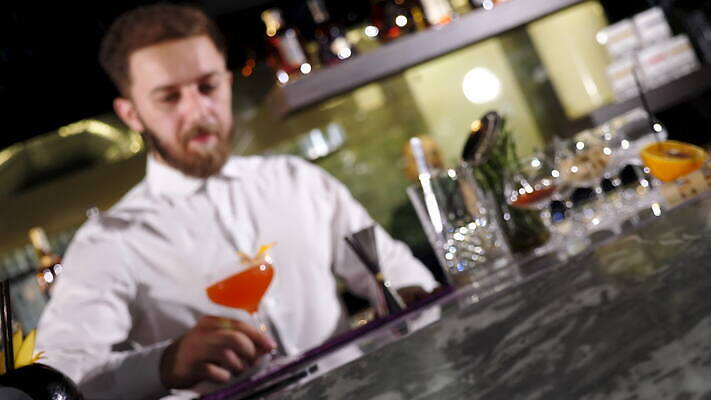 직업 라이프스타일 손 남자 음료 비즈니스 유리 주류 사람 사람없음 물 파티 식당 얼음 축하 알코올 업무 칵테일 바 붓기 우아함 야간 계산대 클럽 준비 상쾌 회전 만들기 바텐더 보드카 섞기 토닉 유흥 셰이커 4K MOV 해외동영상 클립영상 자연요소 감정 컨셉 모션 재질 이벤트 생활 신체부위 상점 작업 동영상 파일형식