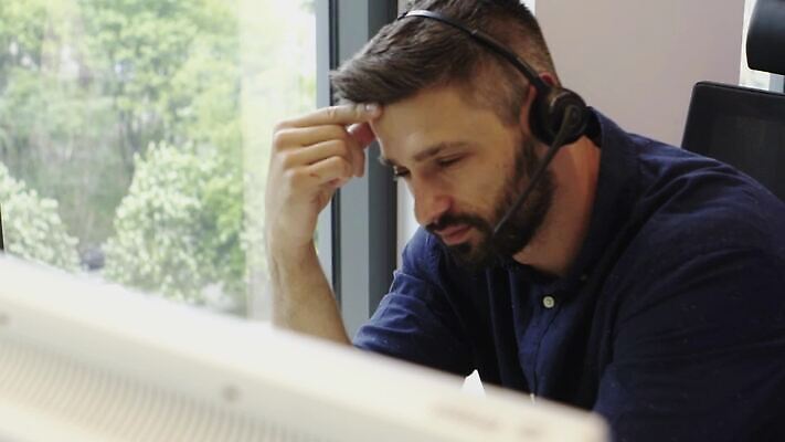 백인 직업 1 남자 선 비즈니스 통신 회의 노동자 수염 직장 한명 사람 앉기 성인 스마트폰 컴퓨터 사무실 판매 헤드폰 흰색 업무 비즈니스맨 센터 중개인 전화기 고객 책상 서비스 컨설턴트 경영자 긍정 텔레마케팅 안내원 부름 운영자 지원 힙스터 대리인 MP4 해외동영상 클립영상 서양인 패션 컬러 음향기기 가구 컨셉 회사 모션 전자제품 핸드폰 스마트기기 작업 직장인 전문직 서비스업 상담 리더 동영상 파일형식