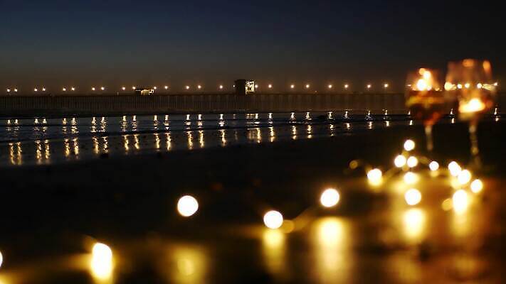 파도 바다 와인잔 데이트 촛불 유리 불 불꽃 사람없음 빛 반짝임 반사 항구 와인 미국 화환 어둠 황혼 일몰 새벽 낭만 날짜 닫기 야간 저녁 소프트포커스 촛대 캘리포니아 빛망울 연소 광 반복 4K 오션사이드 깜빡이다 MP4 해외동영상 클립영상 자연요소 꽃 컨셉 북아메리카 술잔 초 교통시설 모션 재질 주류 촬영기법 노을 밤 동영상 파일형식