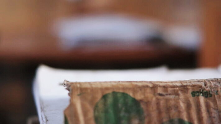 교육 종이 백그라운드 학교 아프리카 탁자 사람없음 목재 책 독서 운동 쪽지 공책 덮개 기록 책상 대학교 문서 복고 에티오피아 옛날 필터 MOV 해외동영상 클립영상 나무 나라 가구 재료 문구용품 건강 뚜껑 동영상 파일형식