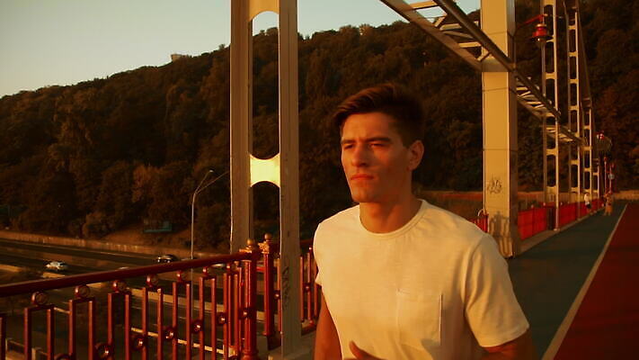 옷 남자 도로 스포츠 아침 건강 한명 20대 30대 울타리 운동복 달리기 조깅 운동 햇빛 일출 일몰 기차 흰색 날씬함 연습 달리기선수 선로 철책 MOV 해외동영상 클립영상 주간 1 길 육상교통 컬러 교통시설 모션 대중교통 사람 청년 장년 담장 태양 노을 몸매 육상선수 동영상 파일형식