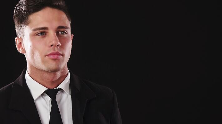 스튜디오촬영 모델 1 응시 남자 얼굴 컬러 생각 비즈니스 넥타이 실내 건강 한명 사람 정장 성인 빛 침묵 흰색 눈썹 피부 만족 코 시력 비전 부드러움 내추럴 심각 성인남자한명만 4K 깜빡이다 MOV 해외동영상 클립영상 시선 잡화 옷 감정 컨셉 내부 신체부위 소리 감각 동영상 남자한명만 성인남자만 파일형식