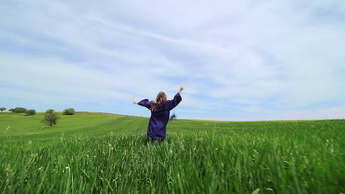 모자 학생 공원 여자 교육 행복 컨셉 밭 졸업 자연 하늘 성공 미래 한명 미소 초원 야외 파란색 달리기 축하 가운 던지기 졸업장 싱글 흥분 대학교 총각 캡모자 혼자 가상 4K MOV 해외동영상 클립영상 모자_잡화 1 잡화 옷 공공시설 감정 컬러 농업 학교 모션 표정 사람 생태계 동영상 파일형식