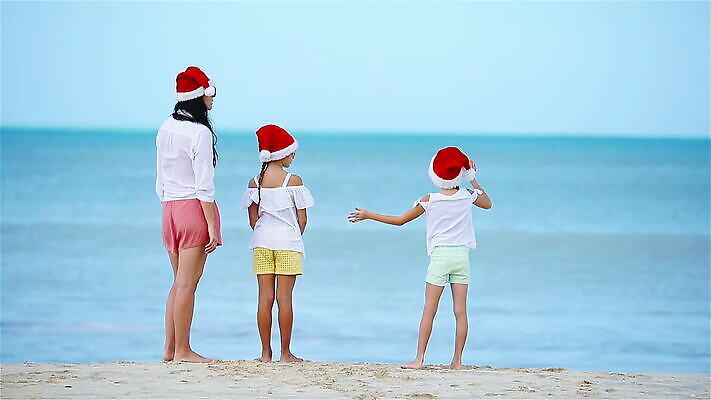 백인 모자 1 드레스 계절 행복 얼굴 어린이 바다 크리스마스 휴가 새로움 선물 미소 장식 빨간색 세명 산타클로스 기쁨 바위 흰색 아기 신용카드 작음 연도 그림 흥분 엽서 이국적 크리스마스이브 터키석 클라우스 MOV 해외동영상 클립영상 서양인 잡화 옷 기념일 감정 컬러 컨셉 표정 사람 신체부위 금융 돌_바위 크기 보석 편지 동영상 파일형식