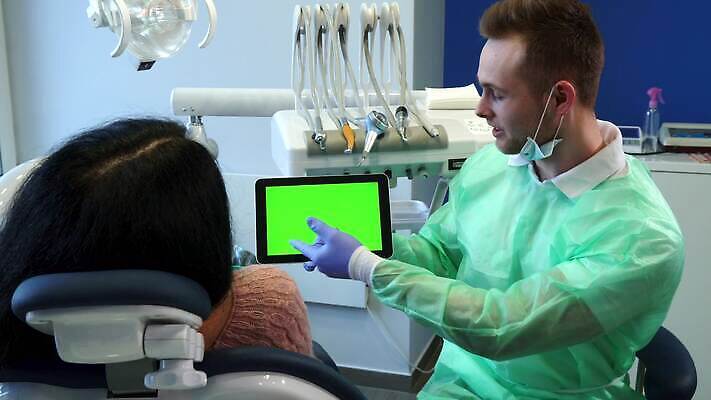 백인 손 응시 얼굴 백그라운드 유니폼 의자 건강 병원 사람 성인 두명 치료 초록색 사무실 알약 디지털 스크린 모니터 장비 의사 흰색 기구 공구 입 치아 고객 치과의사 회전 방문 포인트 틀니 돌봄 미백 위생관리 4K MOV 해외동영상 클립영상 서양인 시선 옷 컬러 가구 비즈니스 의학 모션 관리 신체부위 금융 컴퓨터 약 의료진 도구 소화기관 동영상 파일형식