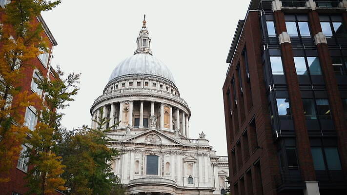 나무 영어 외관 유럽 종교 여행 건축양식 자연 하늘 영국 잉글랜드 사람없음 건물 초록색 파란색 뷰티 성당 교회 도시 역사 저녁 런던 동영상 천연기념물 랜드마크 수도권 숭배 MOV 해외동영상 클립영상 식물 문자 건축물 건축 나라 컬러 종교건축 야간 생태계 지역 파일형식