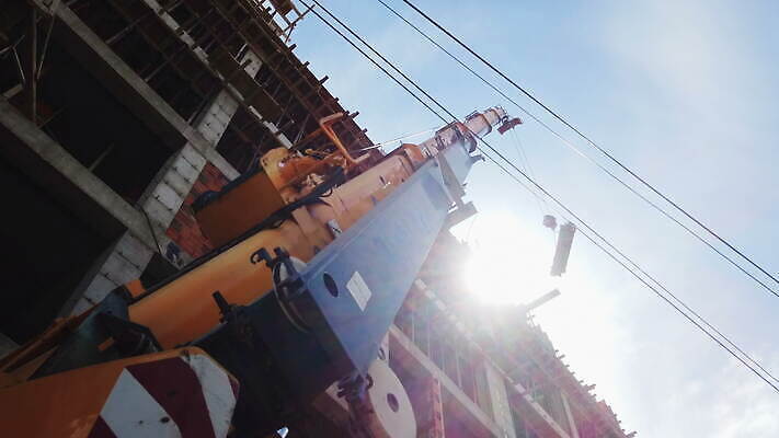 산업 밧줄 자동차 하늘 모바일 안전 사람없음 건물 파란색 기계 활발 장비 건설현장 화물 도시 큼 땅 기중기 리프트 마차 짐차 무거움 개발 디젤 리프팅 신발장 용량 힘찬 4K MOV 해외동영상 클립영상 건축물 줄 육상교통 교통수단 컬러 컨셉 건설업 운송업 중장비 무게 크기 동영상 파일형식