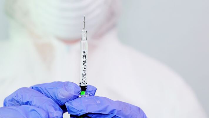 주사기 사람없음 약 의사 레이싱 실험실 바이러스 결과 질병 컨테이너 발사 주사약 백신 신맛 인플루엔자 사스 콜라보레이션 코로나바이러스 4K 유체 MP4 해외동영상 클립영상 산업 컨셉 의학 의료기기 실험 시합 의료진 맛 동영상 파일형식