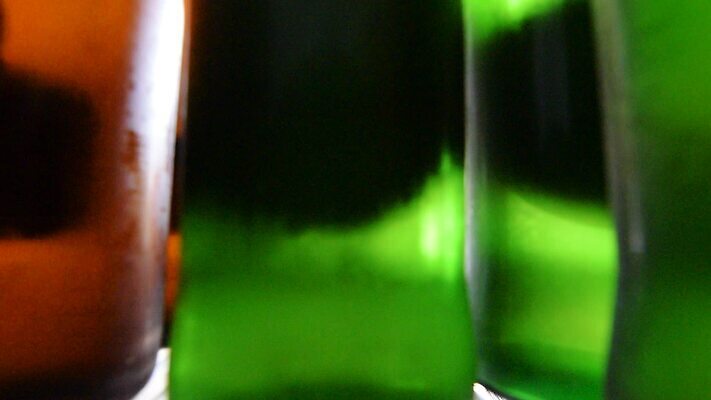 1 라이프스타일 남자 음료 태국 유리 선반 주택 맥주 주류 실내 한명 사람 성인 초록색 주방 얼음 기계 추위 마시기 알코올 신선 잡기 바 오픈 액체 시원함 상쾌 냉장고 중독 유지 냉각기 냉동고 해로움 MOV 해외동영상 클립영상 자연요소 감정 아시아 컬러 가구 컨셉 모션 재질 내부 건물 생활 가전제품 동영상 파일형식