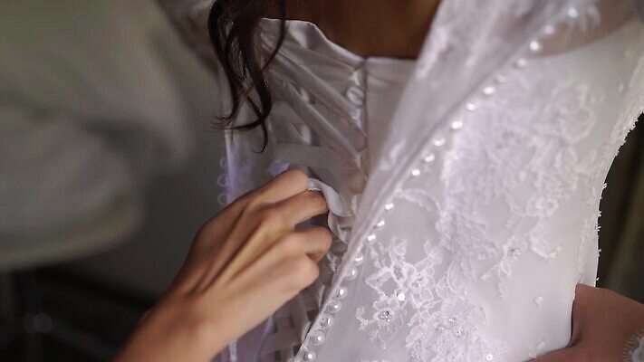 백인 손 드레스 옷 여자 딸 리본 결혼 신혼부부 결혼식 기념 이벤트 성인 유행 귀여움 낭만 흰색 축하 가운 고급 우아함 닫기 묘사 들러리 착용 코르셋 헬프 스타일 놓기 MOV 해외동영상 클립영상 서양인 부부 컬러 컨셉 가족 모션 사람 신체부위 도움 신혼 동영상 하객 파일형식