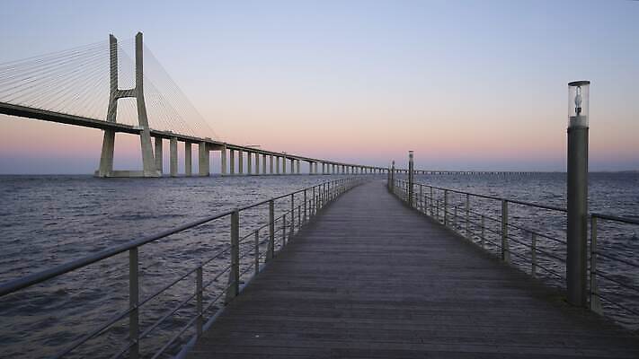 유럽 도로 바다 여행 건축양식 교통시설 자동차 하늘 거리 풍경 사람없음 야외 건물 물 파란색 강 반사 일출 항구 일몰 포르투갈 구름다리 랜드마크 리스본 4K MOV 해외동영상 클립영상 자연요소 건축물 건축 나라 길 육상교통 컬러 교통 노을 다리 시설 동영상 가교 파일형식