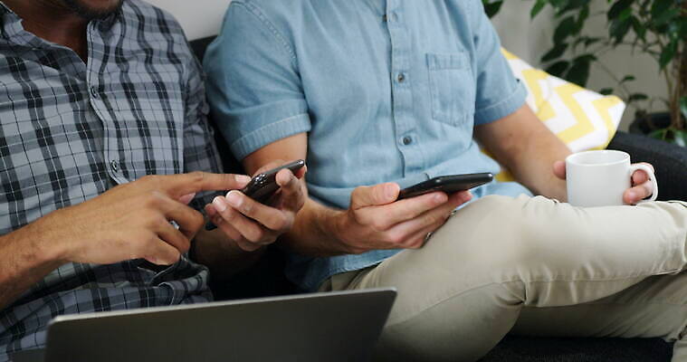 백인 남자 커피 음료 가구 의자 사업가 통신 청소년 무선통신 영국 잉글랜드 실내 작업복 대화 미소 사람 앉기 20대 성인 두명 30대 노트북 스마트폰 핸드폰 컴퓨터 소파 사무실 머그컵 작업 비즈니스맨 전화기 런던 나눔 따뜻한음료 4K 틸트업 MOV 해외동영상 클립영상 서양인 직업 옷 유럽 생활용품 비즈니스 모션 촬영기법 표정 말하기 청년 내부 컵 장년 전자제품 스마트기기 직장인 동영상 파일형식