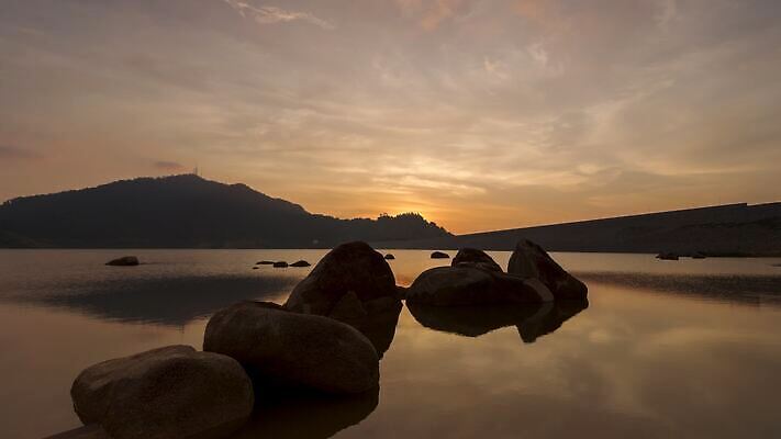 공원 실루엣 호수 자연 산 사람없음 야외 초록색 물 파란색 강 컬러풀 햇빛 반사 일출 환경 맑음 일몰 새벽 활발 거울 연못 내추럴 생태학 수평선 4K 타임랩스 MP4 해외동영상 클립영상 자연요소 공공시설 교육 컬러 컨셉 날씨 촬영기법 태양 노을 생태계 동영상 파일형식