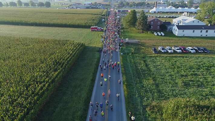 라이프스타일 남자 행복 도로 스포츠 포즈 거리 안테나 건강 사람 사람없음 달리기 조깅 운동 경쟁 우정 시골 군중 속도 시작 마라톤 드론 조감도 주자 4K MOV 해외동영상 클립영상 감정 길 컨셉 통신 교통시설 모션 경기 생활 친구 육상스포츠 동영상 파일형식