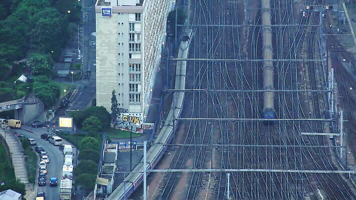 산업 선 여행 비즈니스 교통시설 모션 자동차 안테나 사람 풍경 사람없음 야외 건물 기찻길 기차 프랑스 수확 도시 역 정상 도착 속도 출발 출퇴근 마차 승객 타운 일반 단상 랜드마크 선로 터미널 파리(프랑스) 4K MOV 해외동영상 클립영상 건축물 유럽 육상교통 교통수단 교통 컨셉 농업 통신 대중교통 시설 동영상 파일형식