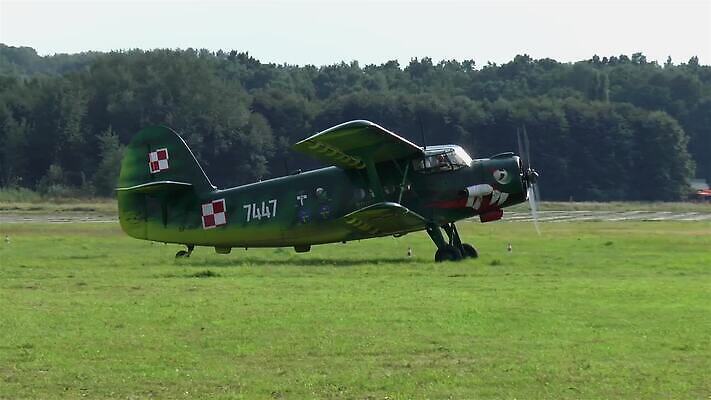 비행기 사람없음 초록색 축제 수확 공항 항공 군용 프로펠러 활주로 이륙 엔진 에어쇼 대패 방사형 옛날 우크라이나 전설 유도로 MP4 해외동영상 클립영상 유럽 길 컬러 농업 항공교통 교통시설 대중교통 군대 쇼 동영상 파일형식