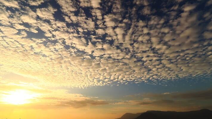 구름 계절 백그라운드 하늘 날씨 파노라마 풍경 사람없음 야외 가로 여름 햇빛 평화 환경 고요 황혼 분위기 그림 지구온난화 천국 기후변화 적란운 수평선 HD MOV 해외동영상 클립영상 자연요소 컨셉 촬영기법 태양 일몰 변화 동영상 파일형식 구름_자연