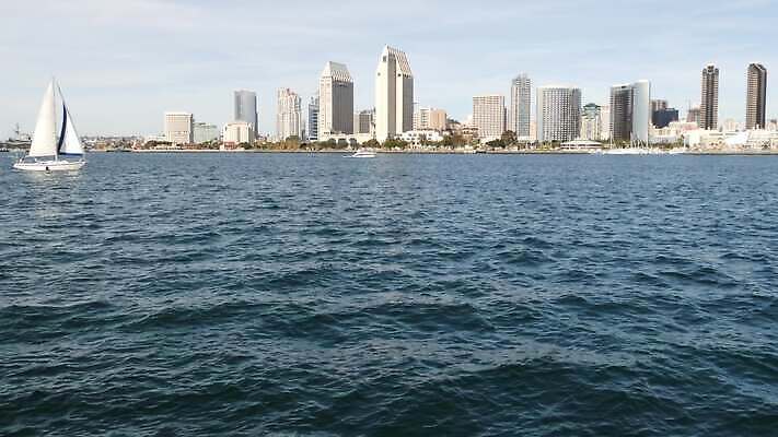 바다 요트 건축양식 바람 파노라마 사람없음 건물 파란색 관광지 도시풍경 탑 항구 고층빌딩 미국 도시 만 보트 수면 도심 캘리포니아 태평양 방문 구역 산티아고 선박 수평선 4K MP4 해외동영상 클립영상 자연요소 건축물 건축 컬러 여행 수상교통 북아메리카 배_교통 교통시설 날씨 촬영기법 풍경 빌딩 물 동영상 파일형식