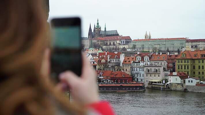 백인 여자 유럽 여행 건축양식 모바일 한명 풍경 건물 스마트폰 핸드폰 강 금발 여행객 중세 역사 셀프카메라 사진사 전화기 체코 프라하 타운 공화국 구시가지 랜드마크 블로거 수도권 옛날 올드타운 셀룰러 4K MOV 해외동영상 클립영상 서양인 1 헤어스타일 건축물 건축 나라 사람 전자제품 스마트기기 사진촬영 도시 작가 지역 동영상 파일형식