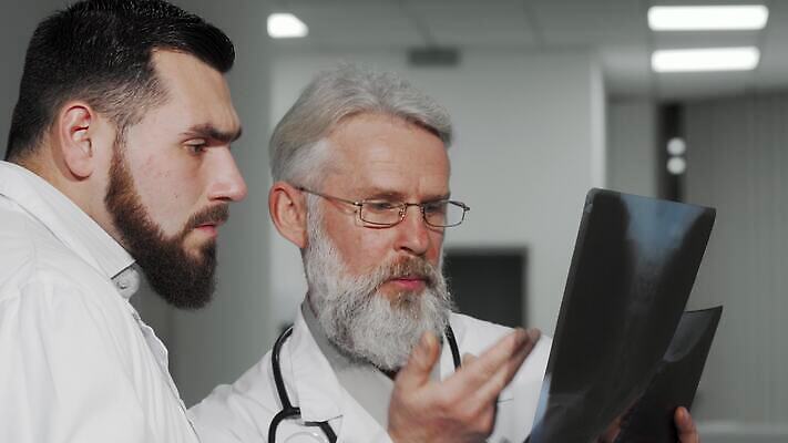 직업 남자 유니폼 엑스레이 건강 병원 대화 사람 두명 약 환자 간호사 의사 업무 실험실 질병 과학자 동료 암 외과 돌봄 방사선 종양 4K MOV 해외동영상 클립영상 옷 과학 의학 관계 모션 실험 말하기 의료진 작업 동영상 학자 파일형식