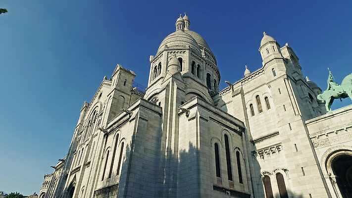유럽 기독교 종교 문화 여행 백그라운드 십자가 건축양식 하늘 휴가 사람없음 건물 파란색 성당 교회 계단 프랑스 흰색 도시 사찰 영혼 역사 심볼 언덕 신성 천연기념물 프랑스어 랜드마크 바실리카 수도권 숭배 파리(프랑스) 4K MP4 해외동영상 클립영상 문자 건축물 건축 나라 컬러 종교건축 지역 동영상 파일형식