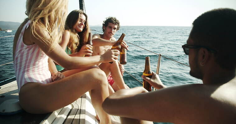 백인 라이프스타일 여자 남자 음료 여행 요트 휴가 맥주 함께함 앉기 여러명 야외 우정 마시기 지중해 4K MOV 해외동영상 클립영상 서양인 바다 다수 컨셉 배_교통 모션 주류 사람 생활 친구 동영상 파일형식