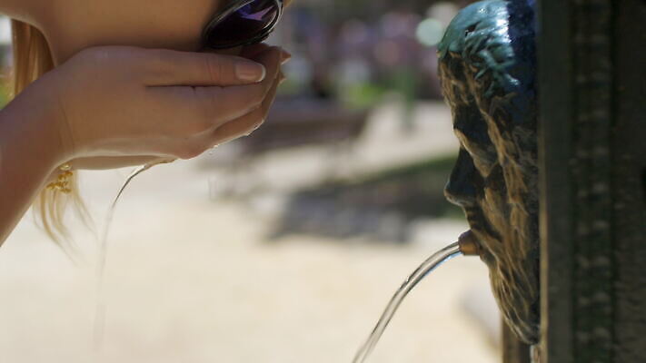 얼굴 이동 모션 거리 사람없음 물 선글라스 태양 검은색 마시기 흰색 신선 뜨거움 개울 스페인 갈증 분수 수도꼭지 땀 일반 발렌시아 4K MOV 해외동영상 클립영상 자연요소 유럽 안경 컬러 컨셉 신체부위 강 동영상 파일형식