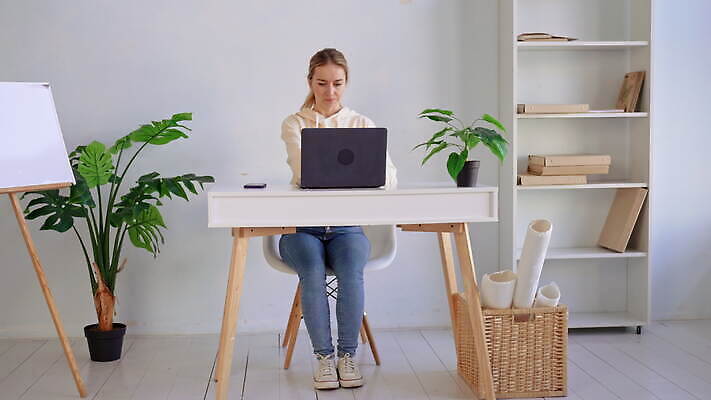 직업 여자 생각 비즈니스 탁자 노동자 스트레스 직장 피곤 한명 사람 앉기 성인 노트북 컴퓨터 금발 사무실 슬픔 업무 작업 비즈니스우먼 좌절 종업원 책상 고민 업무과다 문제 프리랜서 성인여자만 밀레니얼 4K MOV 해외동영상 클립영상 1 헤어스타일 감정 가구 컨셉 회사 모션 경제 전자제품 직장인 동영상 여자만 성인만 파일형식