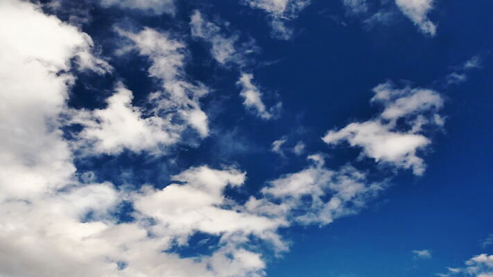 구름 컬러 백그라운드 자연 하늘 날씨 풍경 사람없음 야외 가로 여름 파란색 빛 햇빛 태양 우주 환경 흰색 전원 분위기 장면 천국 솜털 스카이라인 내추럴 오존 적란운 천창 유일 타임랩스 MOV 해외동영상 클립영상 자연요소 계절 컨셉 촬영기법 전기에너지 생태계 동영상 파일형식 구름_자연