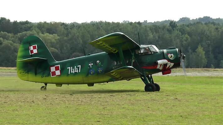 비행기 사람없음 초록색 축제 수확 공항 항공 군용 프로펠러 활주로 이륙 엔진 에어쇼 대패 방사형 옛날 우크라이나 전설 유도로 MP4 해외동영상 클립영상 유럽 길 컬러 농업 항공교통 교통시설 대중교통 군대 쇼 동영상 파일형식