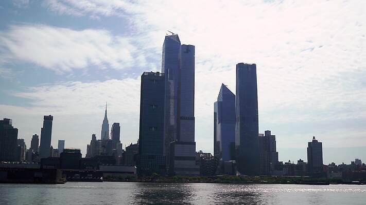 여행 비즈니스 건축양식 하늘 새로움 항해 파노라마 풍경 사람없음 건물 물 금융 파란색 강 도시풍경 사무실 여행객 탑 항구 고층빌딩 미국 도시 도심 뉴욕 지역 방문 대도시 스카이라인 맨해튼 랜드마크 허드슨강 브루클린 4K MOV 해외동영상 클립영상 자연요소 건축물 건축 컬러 컨셉 북아메리카 배_교통 교통시설 촬영기법 사람 빌딩 경제 동영상 파일형식