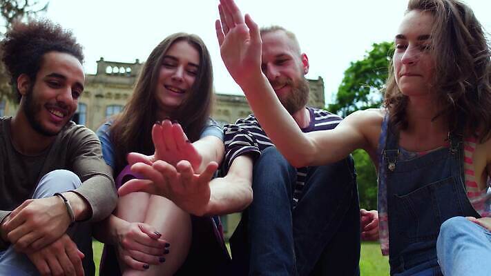 학생 라이프스타일 공원 교육 남자 행복 휴식 함께함 대화 미소 사람 앉기 여러명 20대 야외 스터디 청춘 정원 우정 그룹 대학교 다민족 접기 4K MP4 해외동영상 클립영상 공공시설 감정 다수 컨셉 학교 모션 표정 말하기 청년 생활 친구 학습 동영상 파일형식