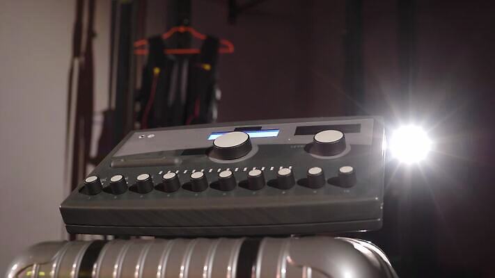 직업 드레스 스포츠 운동화 신체 근육 실내 건강 정장 사람없음 운동 검은색 힘 기계 재킷 코트 조끼 결심 집중 연습 체육관 근육질 전자 다이오드 물리치료 4K MOV 해외동영상 클립영상 옷 컬러 신발 컨셉 내부 치료 외투 몸매 동영상 파일형식