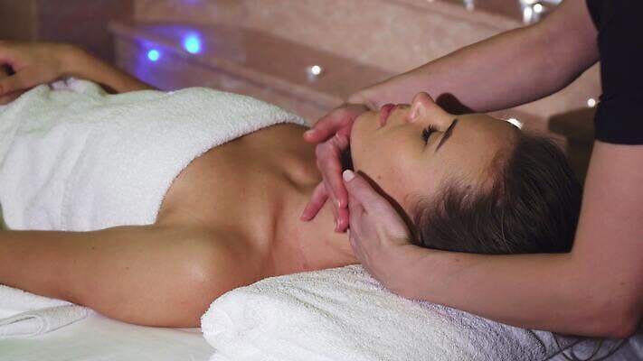 1 라이프스타일 여자 행복 얼굴 신체 탁자 휴식 건강 연꽃 한명 미소 수건 금발 뷰티 평화 귀걸이 스파 화목 기쁨 추위 마사지 목욕가운 고급 손톱관리 손톱 만족 휴양지 주말 긴장 테라피 거짓말 돌봄 4K MOV 해외동영상 클립영상 헤어스타일 손 꽃 감정 가구 컨셉 장신구 모션 표정 사람 생활 신체부위 위생용품 장소 가운 네일아트 동영상 파일형식