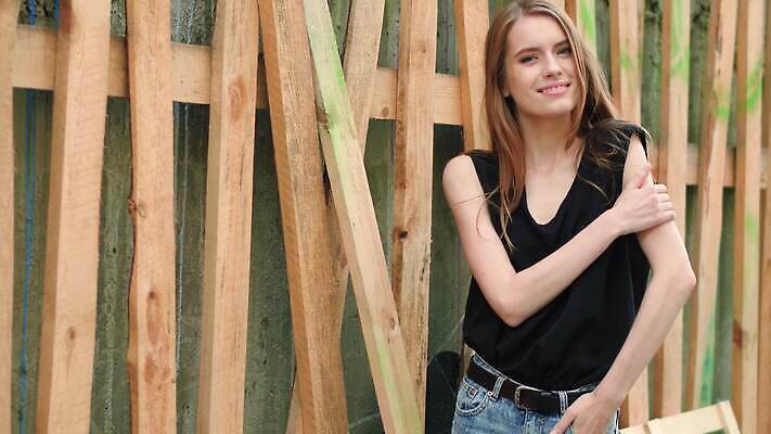 모델 라이프스타일 옷 계절 여자 포즈 가방 거리 한명 사람 목재 유행 검은색 봄 도시 막대기 우아함 맛 타운 스타일 4K MP4 해외동영상 클립영상 나무 1 잡화 컬러 컨셉 재료 생활 동영상 파일형식