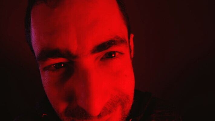 백인 응시 시선 남자 감정 얼굴 수염 스트레스 한명 미소 사람 성인 빨간색 머리 카메라 어둠 올려보기 분노 짜증 표현 찡그림 좌절 닫기 싱글 불만 나쁜 공격적 부정적 심각 표현성 MOV 해외동영상 클립영상 서양인 1 컬러 컨셉 모션 표정 신체부위 전자제품 동영상 파일형식