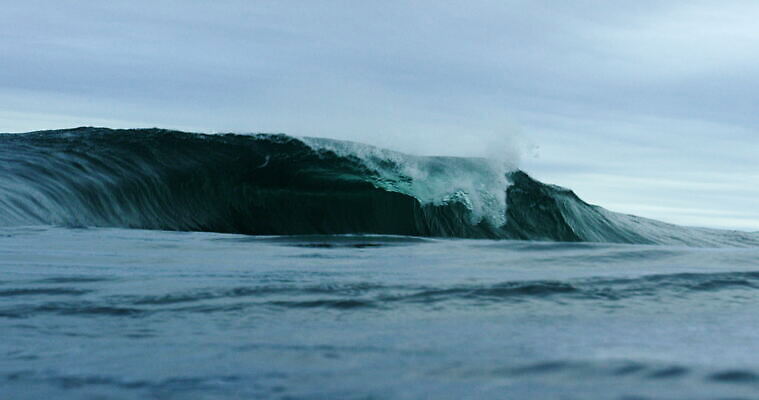 파도 곡선 자연 잉글랜드 사람없음 야외 물 파란색 흰색 물방울 액체 분무기 콘월 4K MOV 해외동영상 클립영상 자연요소 선 바다 컬러 영국 생태계 동영상 파일형식