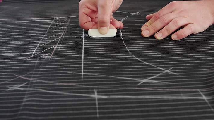 직업 전통 손 디자인 옷 산업 종이 패턴 비즈니스 탁자 한명 정장 유행 상점 침묵 장비 도구 공구 직물 업무 실 바느질 디자이너 자르기 천 측정 오브젝트 분필 질감 테이프 재단 재단사 솜씨 핸드메이드 스타일 4K MP4 해외동영상 클립영상 1 가구 무늬 모션 문구용품 사람 신체부위 소리 작업 초크 동영상 파일형식