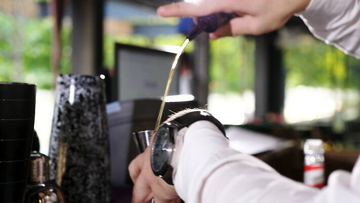 직업 라이프스타일 손 남자 음료 비즈니스 유리 주류 사람 물 파티 식당 얼음 알코올 업무 칵테일 바 붓기 우아함 야간 계산대 클럽 준비 만들기 바텐더 보드카 섞기 토닉 유흥 셰이커 4K MOV 해외동영상 클립영상 자연요소 컨셉 모션 재질 이벤트 생활 신체부위 상점 작업 동영상 파일형식