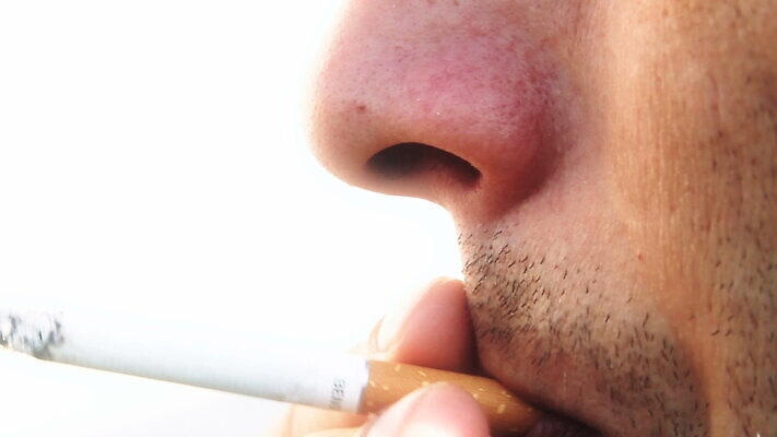 남자 얼굴 스트레스 흡연 담배 건강 성인 옆모습 약 건강관리 회색 안개 마시기 죽음 연기 호흡 질병 위험 담배꽁초 암 중독 연소 니코틴 뿌연 에어로졸 정신과의사 해골모형 흡연자 남자한명만 남용 중독자 MOV 해외동영상 클립영상 뷰포인트 컬러 컨셉 의학 모션 날씨 관리 사람 신체부위 모형 의사 동영상 남자만 파일형식