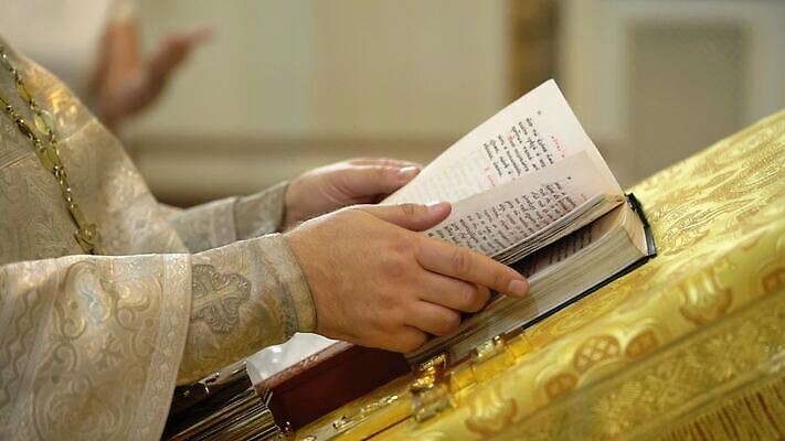 전통 기독교 종교 결혼 십자가 실내 사람없음 내부 책 독서 성당 교회 믿음 성경 기도 축하 예수 축복 성직자 러시아 신성 덩어리 러시아인 복음 성찬식 성체 세례 장례식 제단 MOV 해외동영상 클립영상 서양인 감정 유럽 컨셉 종교용품 종교건축 이벤트 건물 신_종교 동영상 파일형식