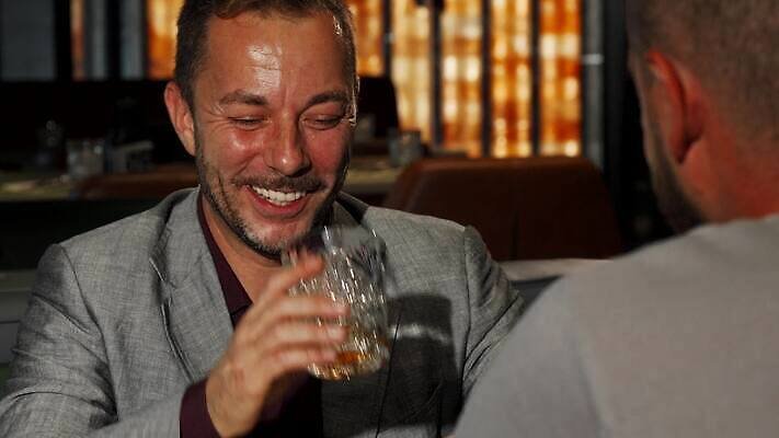 라이프스타일 남자 행복 음료 통신 휴식 기념 사람 이벤트 성인 두명 친구 파티 식당 축제 우정 마시기 축하 알코올 바 비즈니스맨 클래식 고급 클럽 건배 긍정 위스키 채팅 코냑 유흥 4K MOV 해외동영상 클립영상 감정 컨셉 비즈니스 관계 모션 주류 생활 상점 와인 직장인 동영상 파일형식