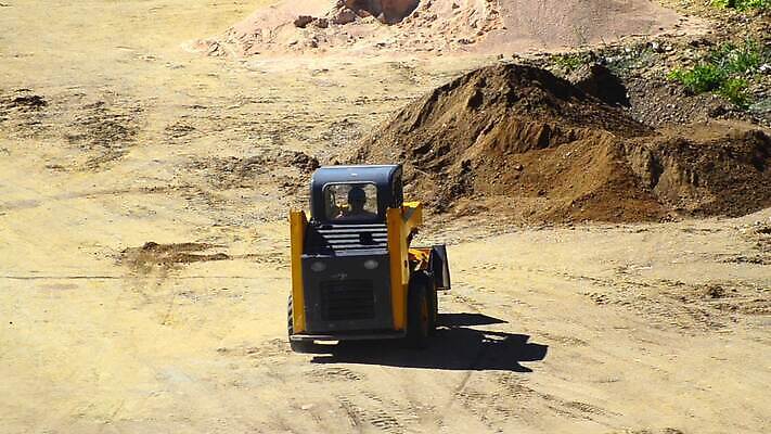 산업 모래 육상교통 모션 사람없음 노란색 기계 장비 건설현장 작업 바퀴 불도저 발굴 국자 바쁨 타이어 작업도구 트랙터 MOV 해외동영상 클립영상 교통수단 컬러 주방용품 건설업 도구 중장비 농기계 특수차량 동영상 파일형식