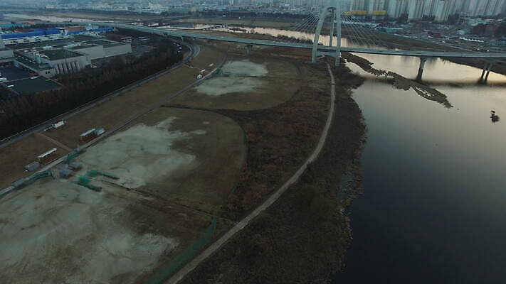 나무 지구 호수 섬 백그라운드 겨울 밭 자연 하늘 한국 안테나 파노라마 사람없음 야외 건물 물 파란색 강 새벽 흰색 개울 급류 저녁 작음 땅 커뮤니티 남쪽 내추럴 드론 4K MOV 해외동영상 클립영상 자연요소 식물 건축물 계절 아시아 컬러 농업 통신 촬영기법 야간 크기 방향 생태계 동영상 파일형식
